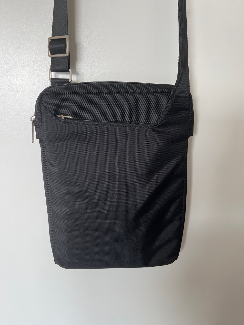 TUCANO Finates Slim Cross Body Tablet Bag- Black